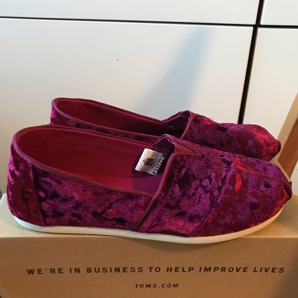 TOMS Crushed Black Cherry Velvet Slip-On - Picture 4 of 6